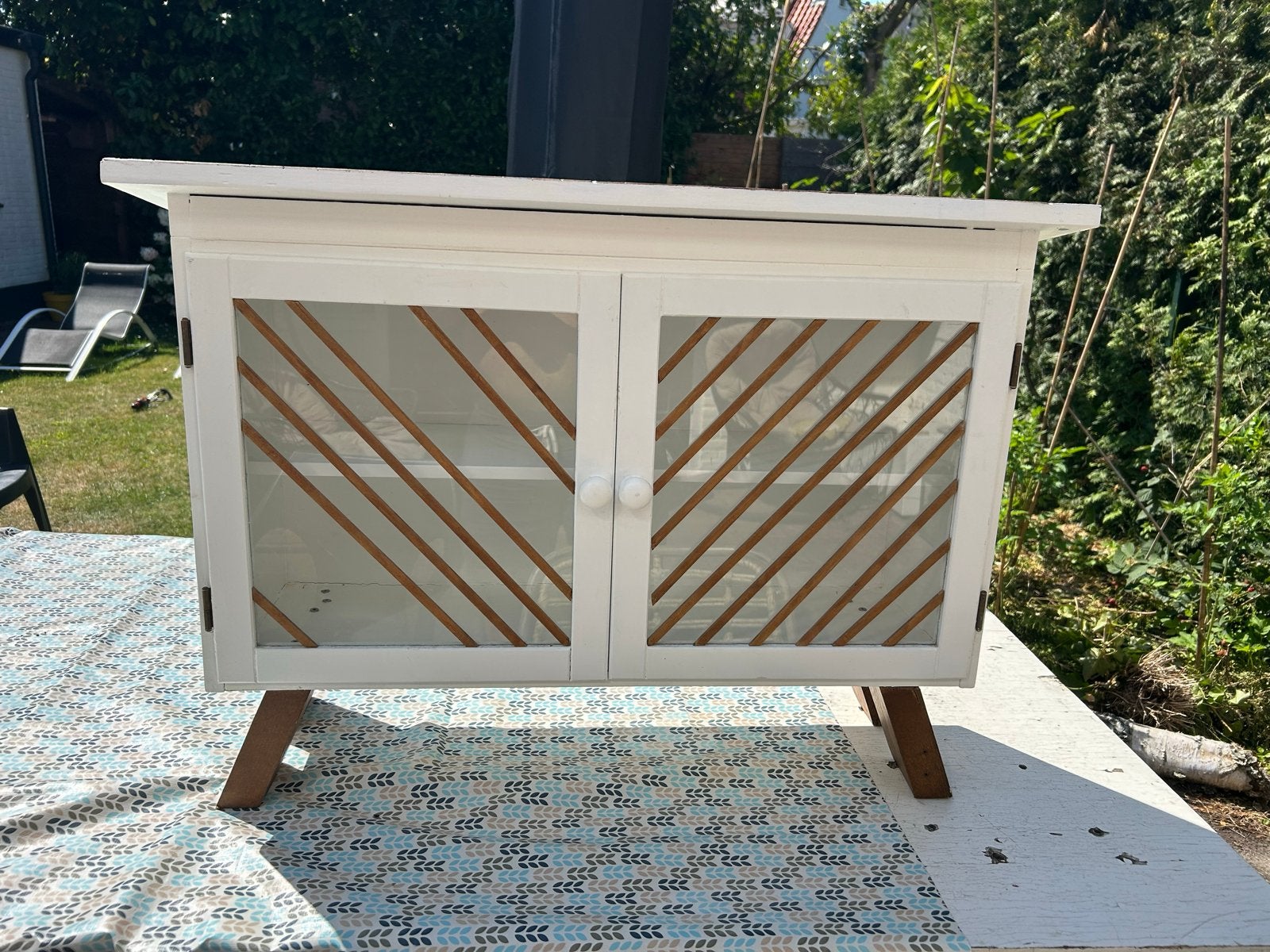 Wit kastje met glazen deuren en houten accenten, Ophalen, Gebruikt, 50 tot 100 cm, Minder dan 100 cm