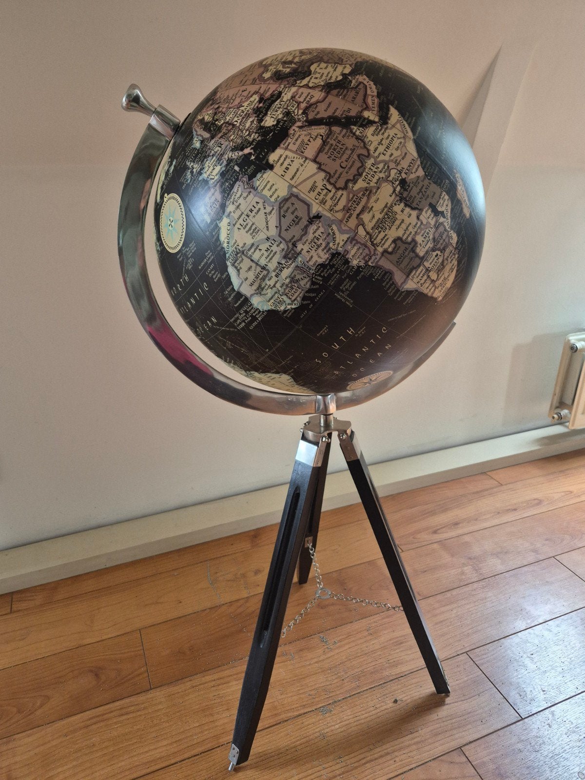Zwarte wereldbol op houten standaard, Huis en Inrichting, Ophalen, Draaibaar, Zo goed als nieuw, 54 cm