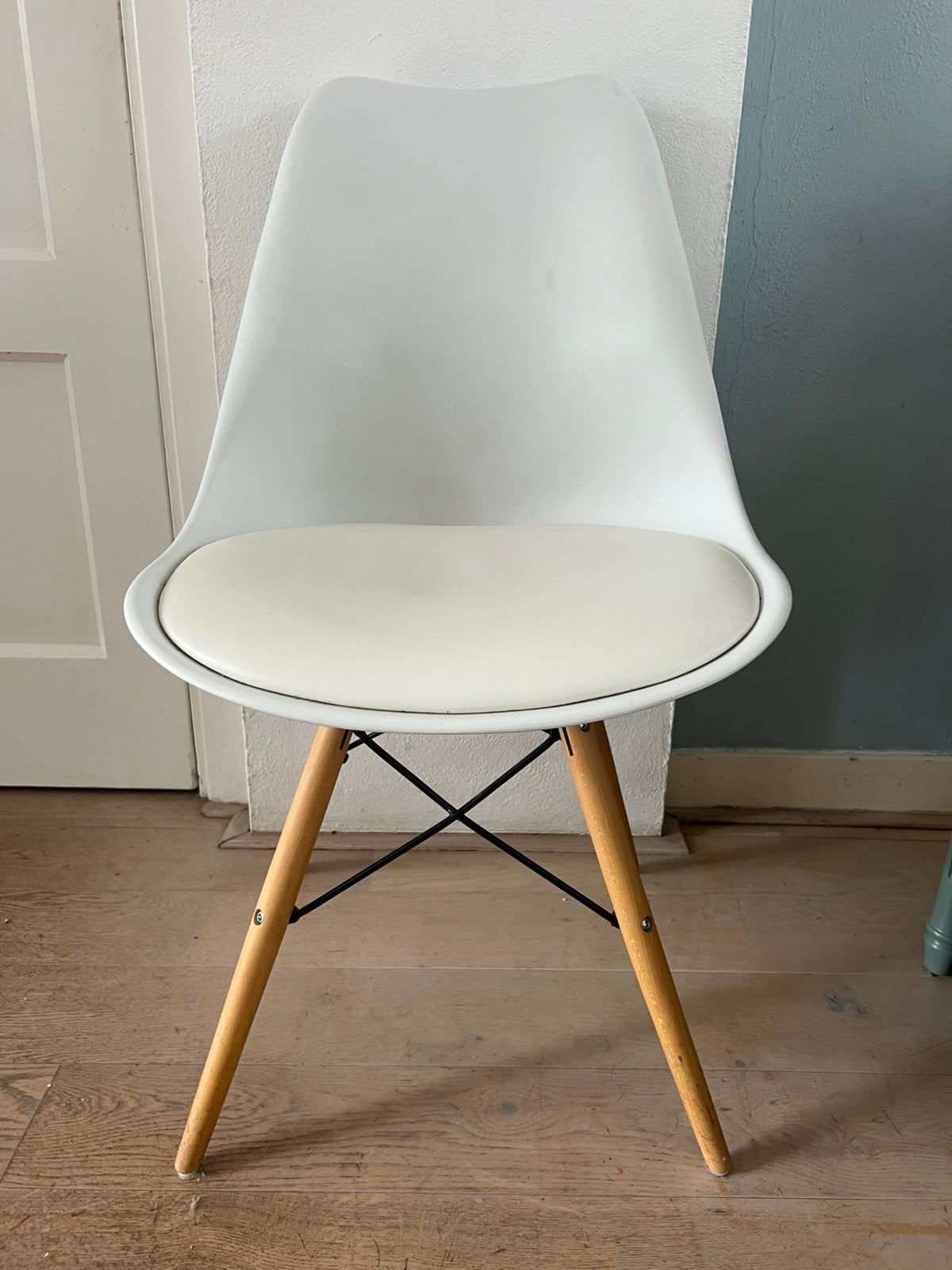 Foto 3 van Moderne witte eetkamerstoelen