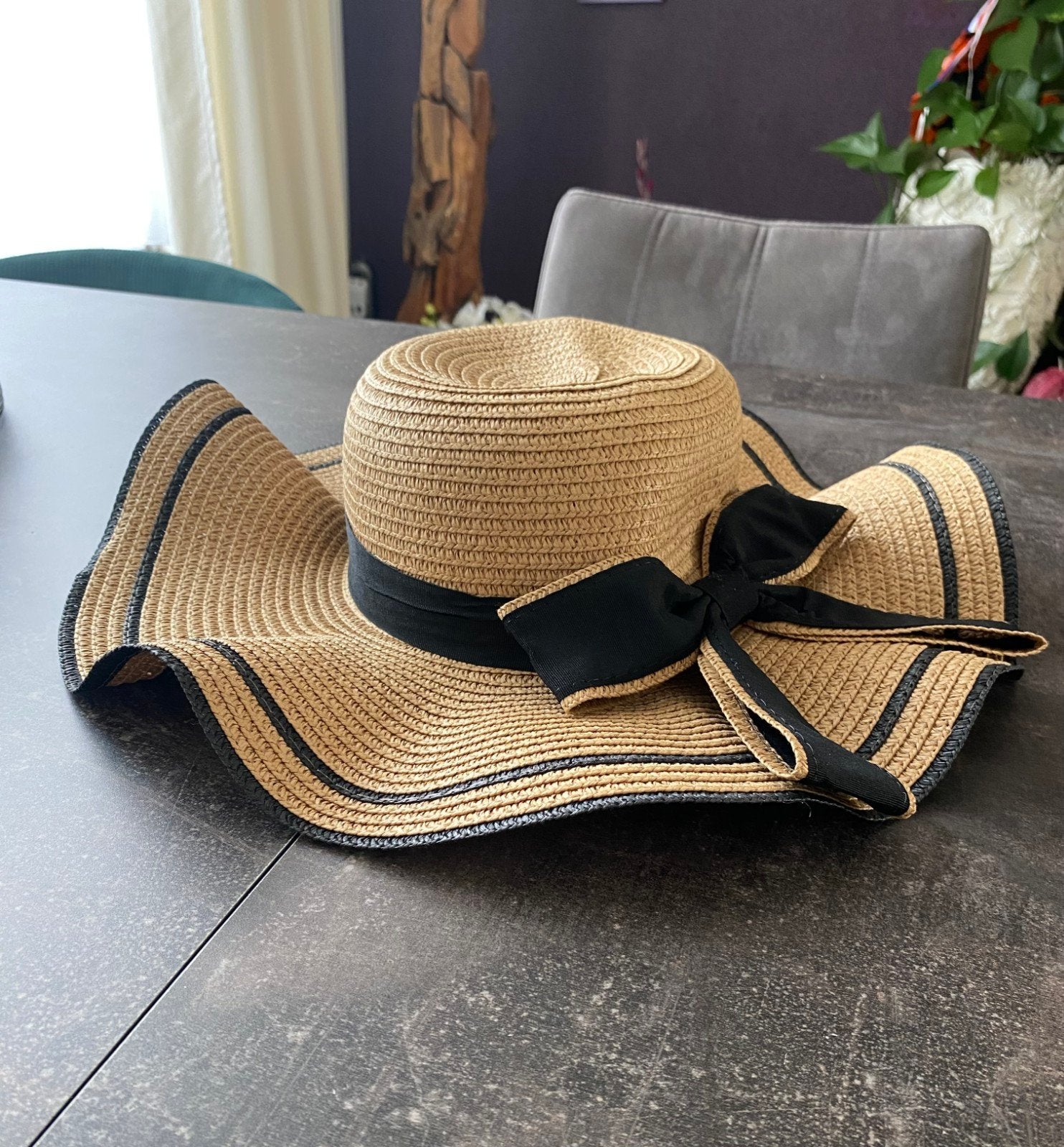 Mooie stevige zonnehoed met zwarte strik, Ophalen of Verzenden, Nieuw, One size fits all