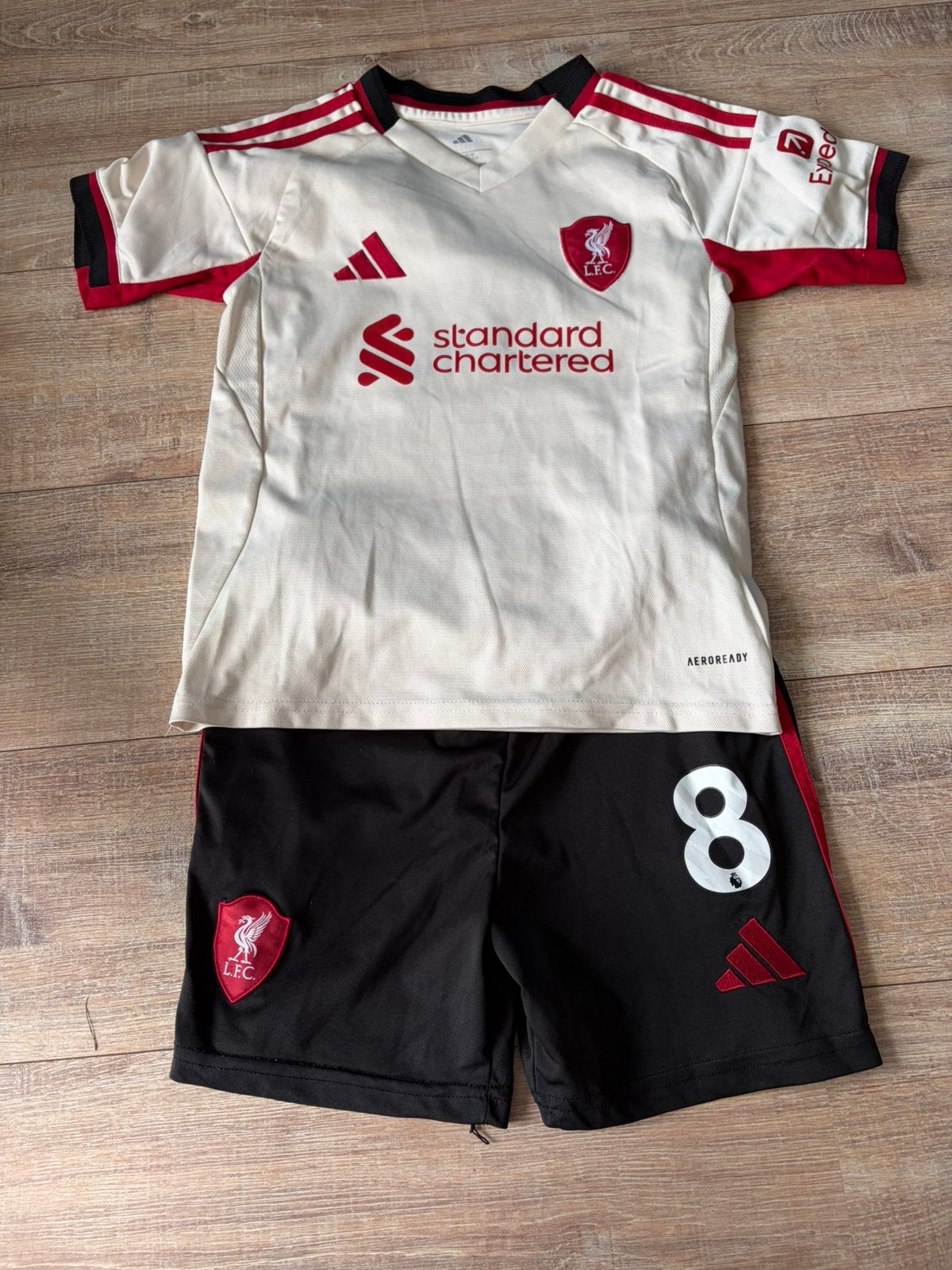 Liverpool 25/26 tenue Szoboszlai 8, Maat XS of kleiner, Ophalen of Verzenden, Zo goed als nieuw, Set