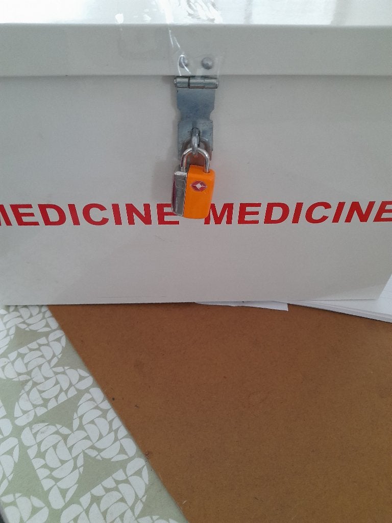 MEDICIJN KISTJE, Ophalen of Verzenden, Zo goed als nieuw