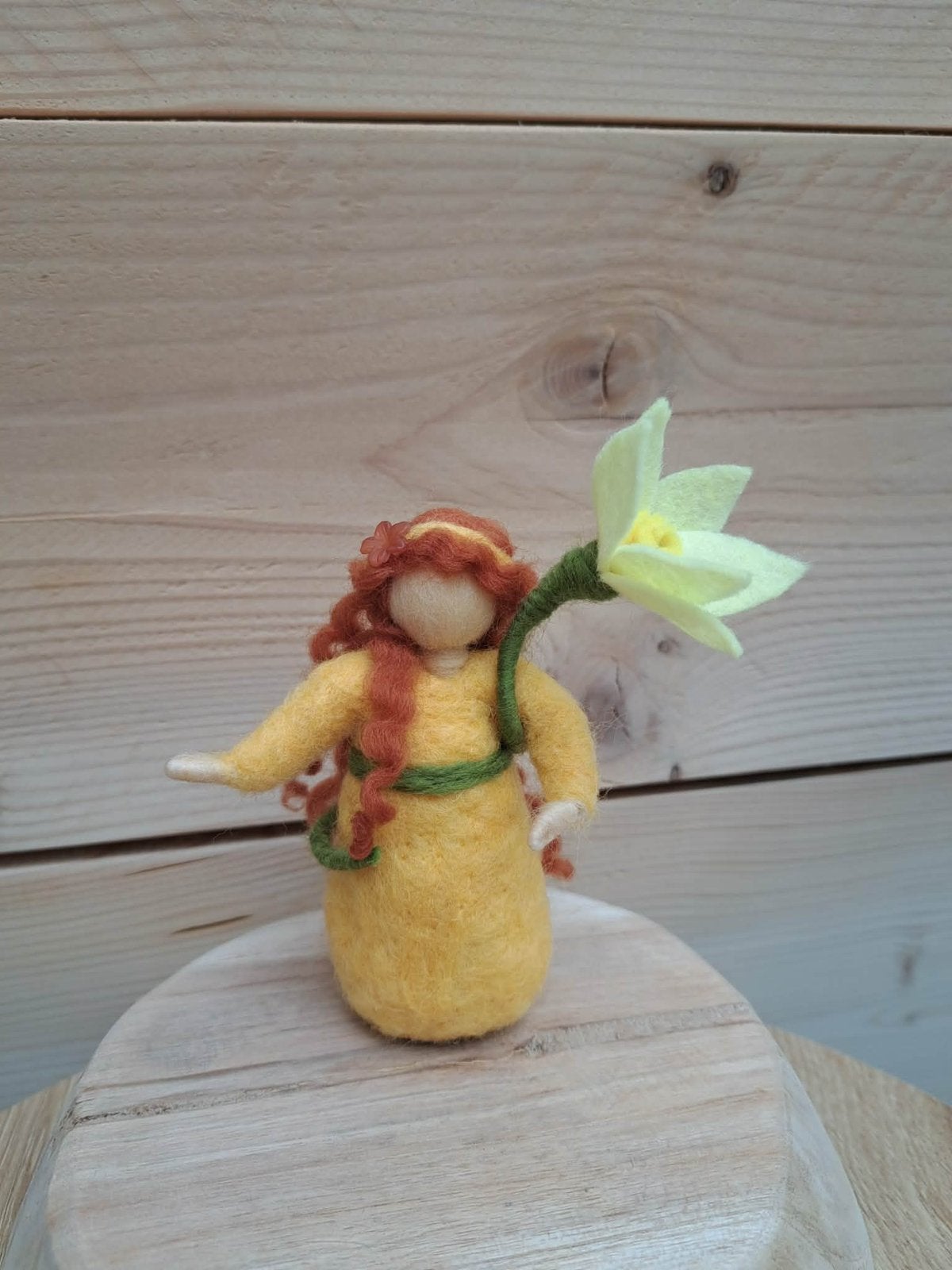 Seizoenstafel lente meisjes met bloem jaarring wol naaldvilt, Ophalen of Verzenden, Zo goed als nieuw, Figuurtje(s)