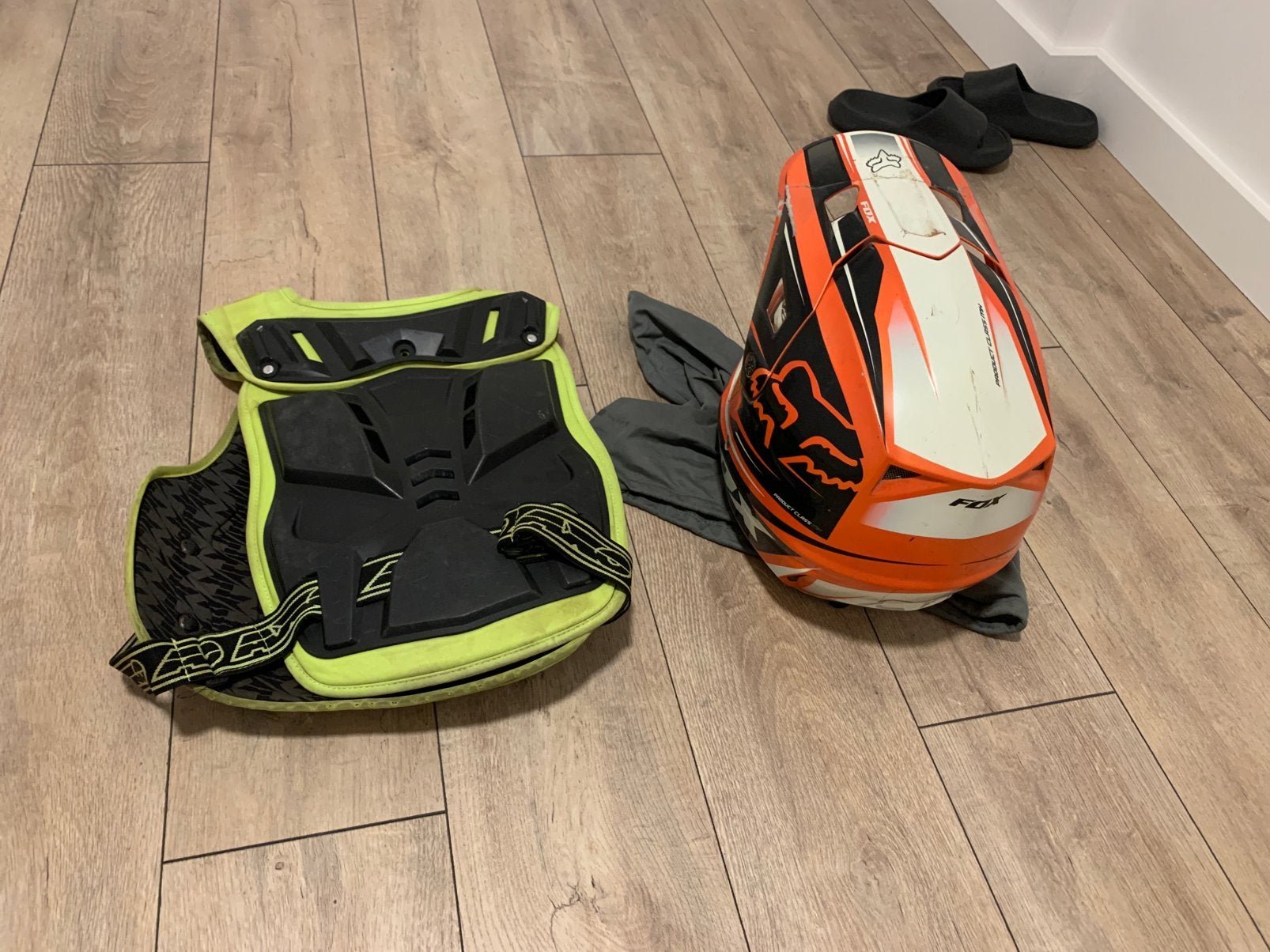 Fox crosshelm maat m, bodyprotector axo, Ophalen, Tweedehands