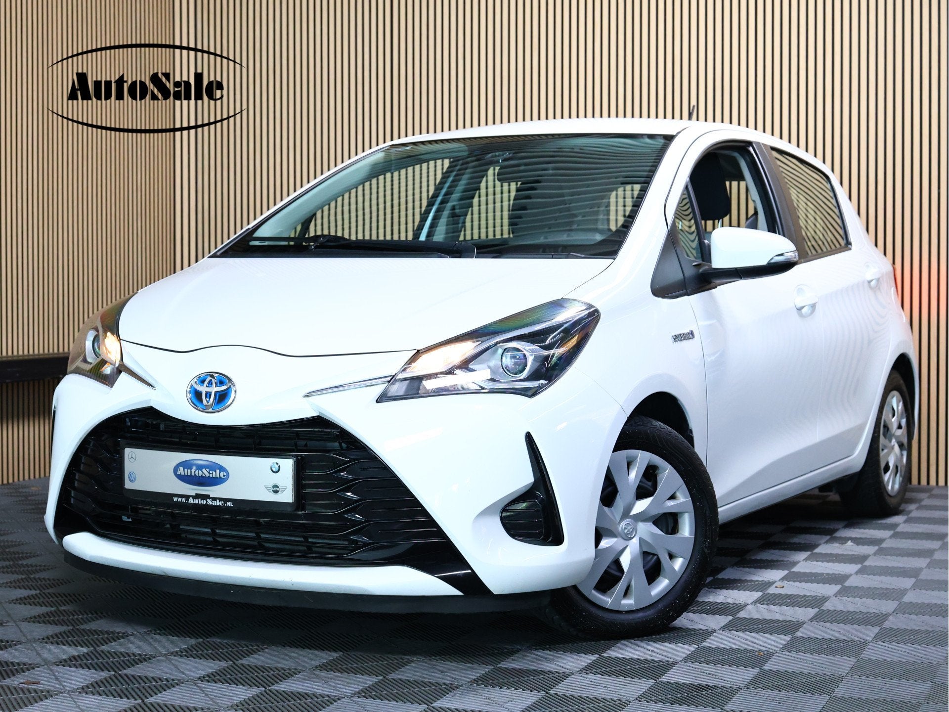 Toyota Yaris 1.5 Hybrid Executive LUXE bekleding A.CAMERA BT, Gebruikt, Zwart, 4 cilinders, Wit