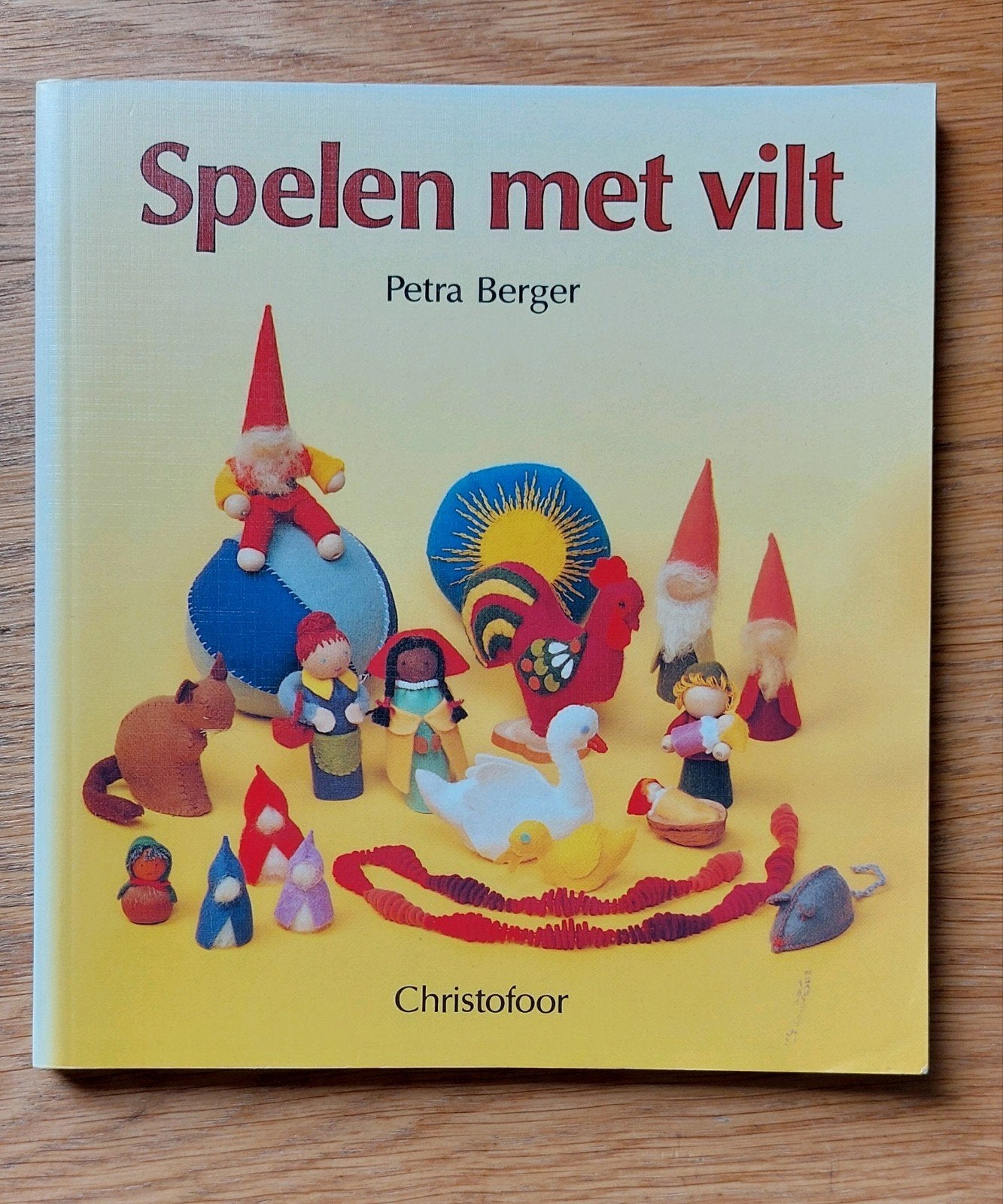 Spelen met Vilt - Seizoenstafel, Antroposofie, Waldorf, Ophalen of Verzenden, Gebruikt, Boek of Patroon