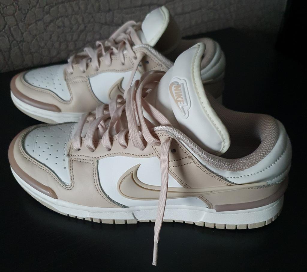 Nieuwe nike dunk low twist sneakers  mt 39, Kleding | Dames, Schoenen, Ophalen of Verzenden, Nieuw, Sneakers of Gympen