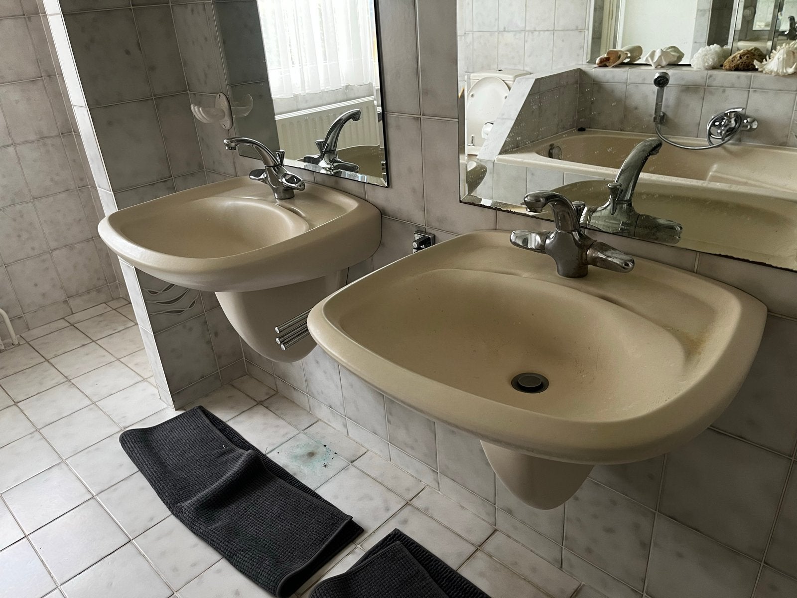 2 identieke wastafels met kranen, Ophalen, Gebruikt, Wastafel