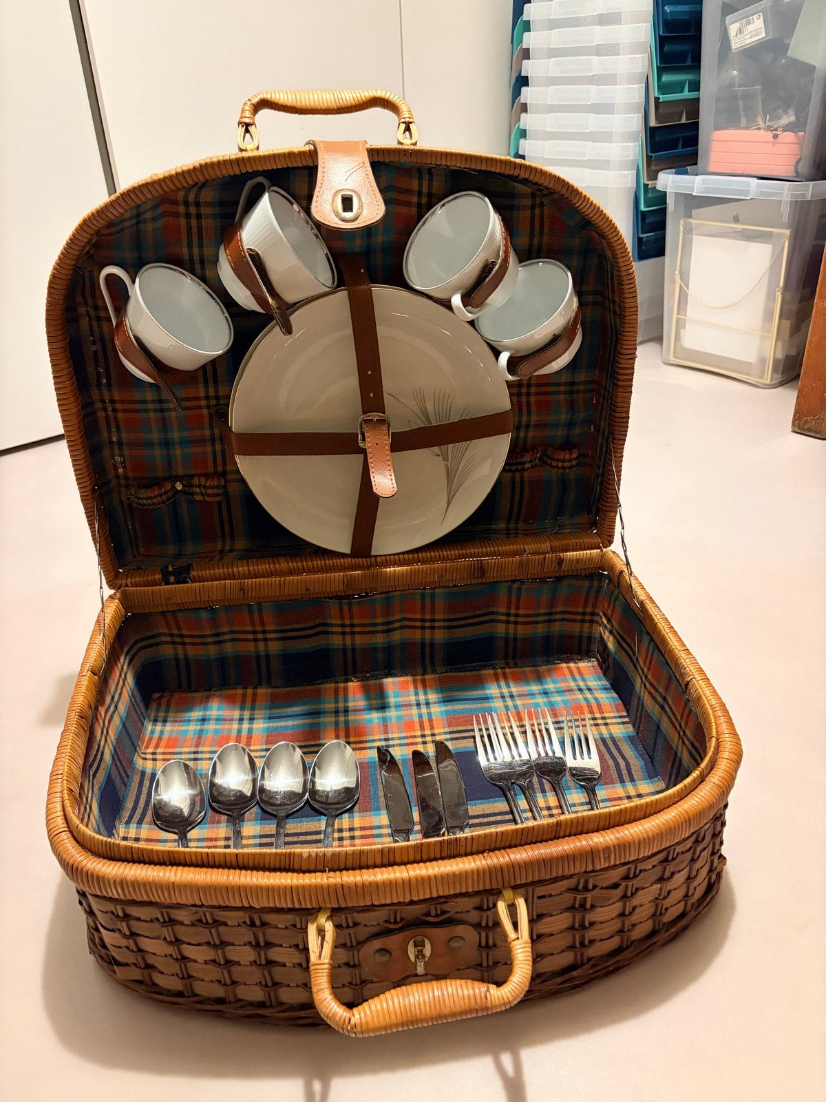 Vintage picknickmand met servies en bestek (1 mes ontbreekt), Ophalen of Verzenden, Natuurlijk materiaal, Bruin, Overige typen