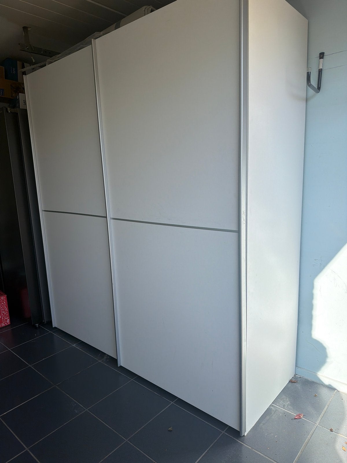 Witte kledingkast met schuifdeuren en planken, Ophalen, 100 tot 150 cm, 150 tot 200 cm, Overige houtsoorten