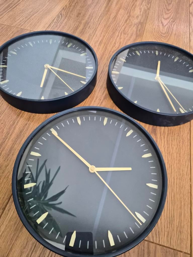 3 Donkerblauwe Klokken met Gouden Wijzers, Ophalen, Gebruikt, Wandklok
