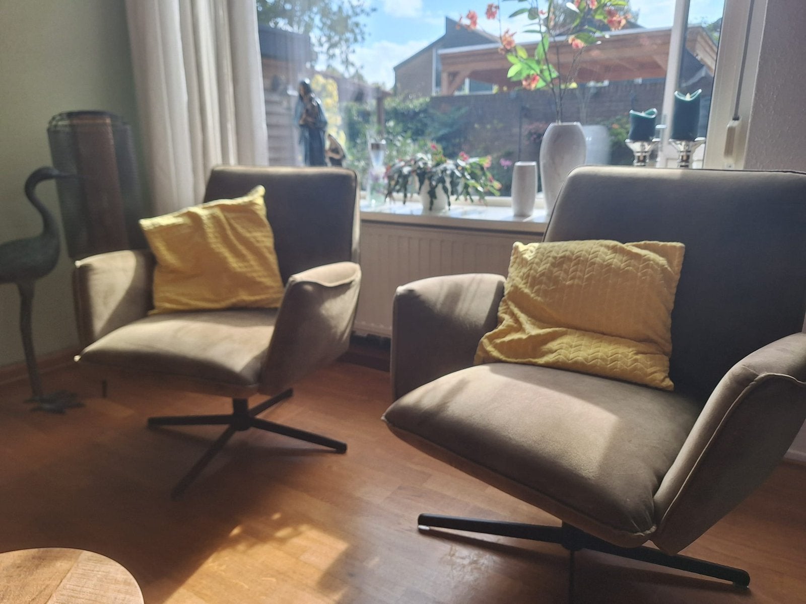 3 draaifauteuils en 2-zitsbank te koop