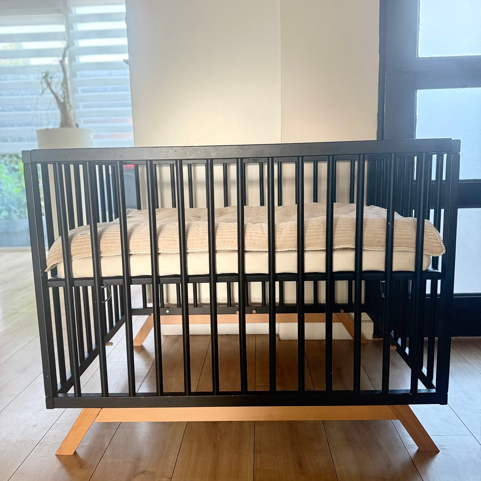 Zwarte box met houten poten, Kinderen en Baby's, Ophalen, Gebruikt