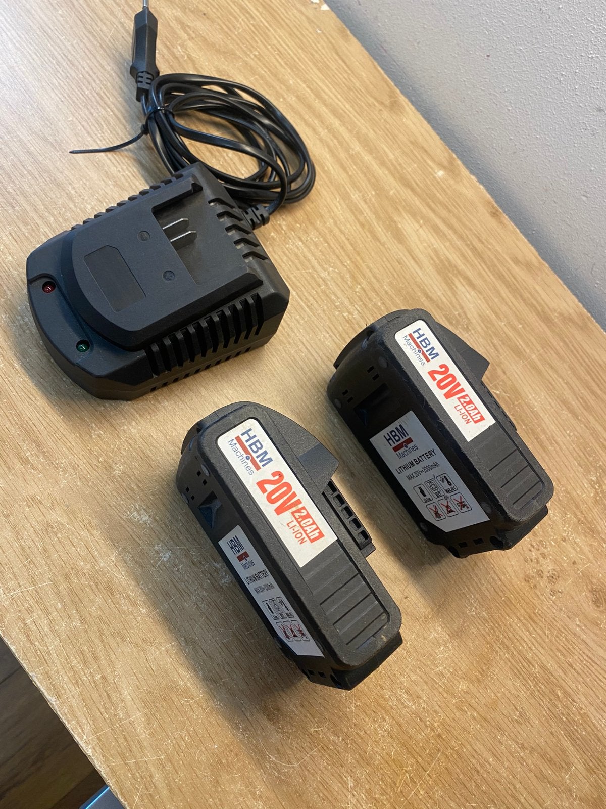 Oplader met 2 prima accu’s HBM 20V -2,0 Ah