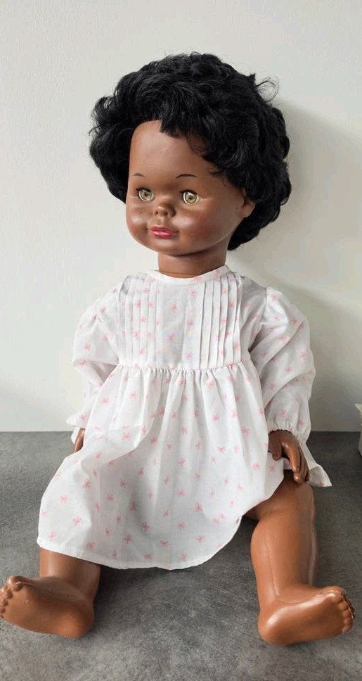 Vintage donkere pop met krullend haar, Lissi Batz 70/20, Verzamelen, Poppen, Ophalen of Verzenden, Gebruikt, Pop
