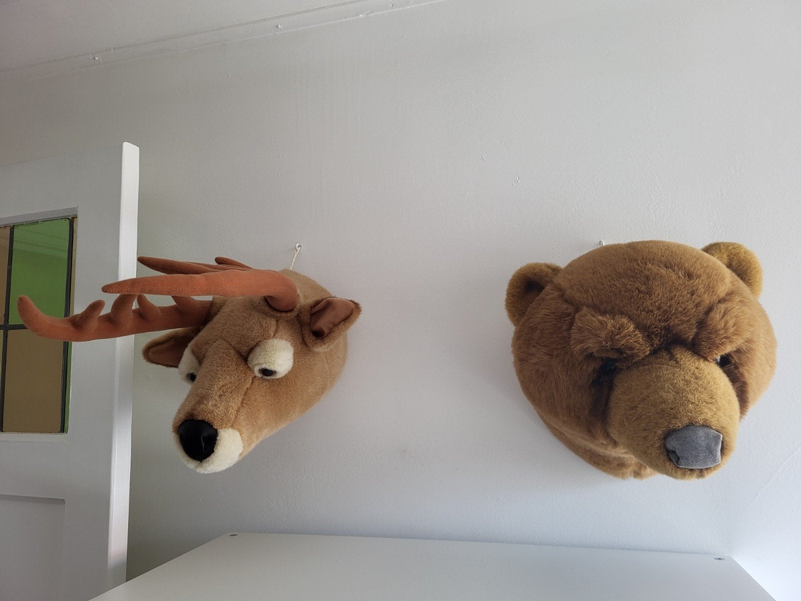 Pluche dierenkoppen: Beer en Hert (wanddecoratie), Overige stijlen, Ophalen of Verzenden, Zo goed als nieuw, Bruin