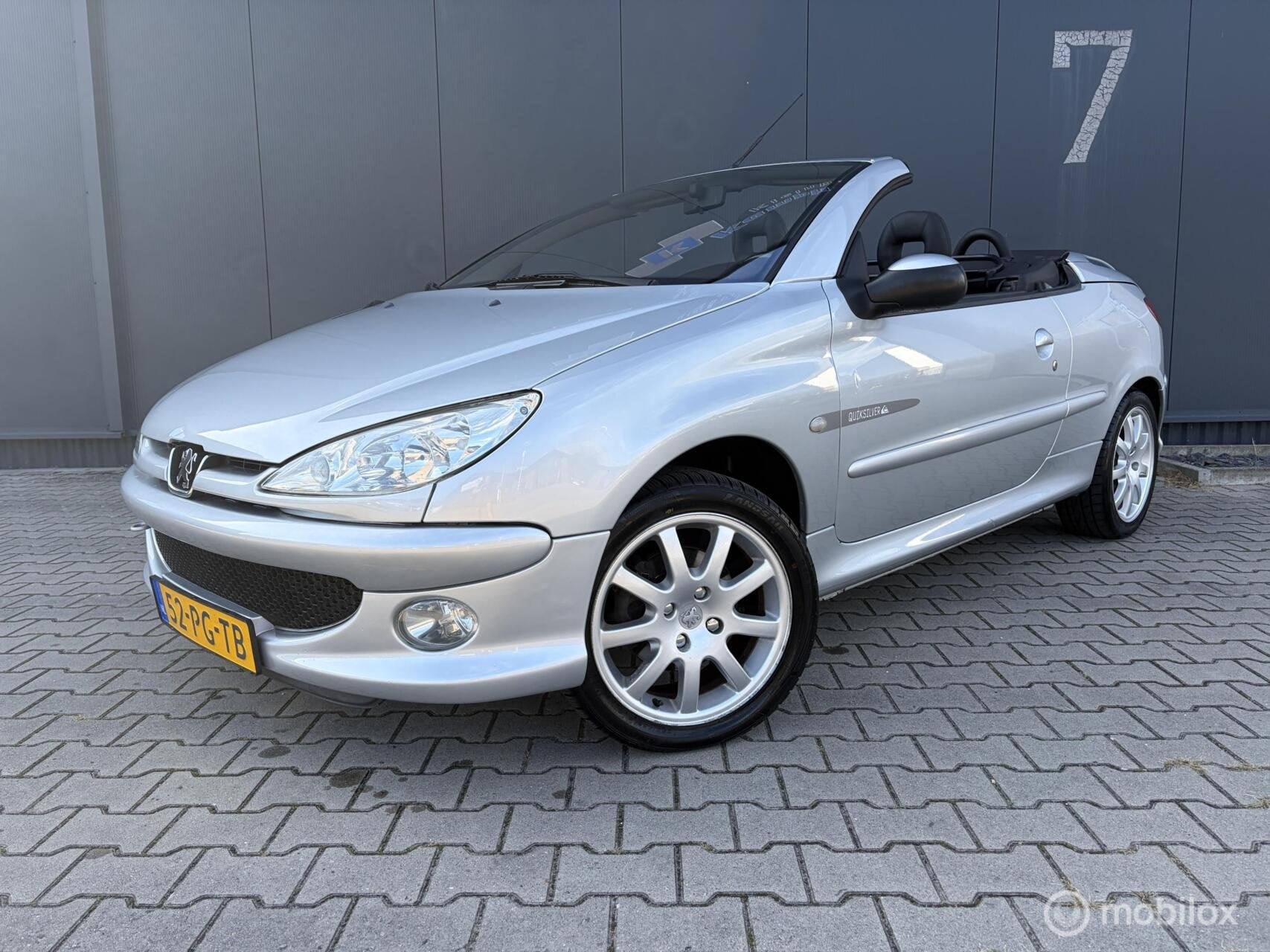 Peugeot 206 CC 1.6-16V Quiksilver Clima Leer Uniek Youngtime, Auto's, Voorwielaandrijving, Dealer onderhouden, Gebruikt, Zwart