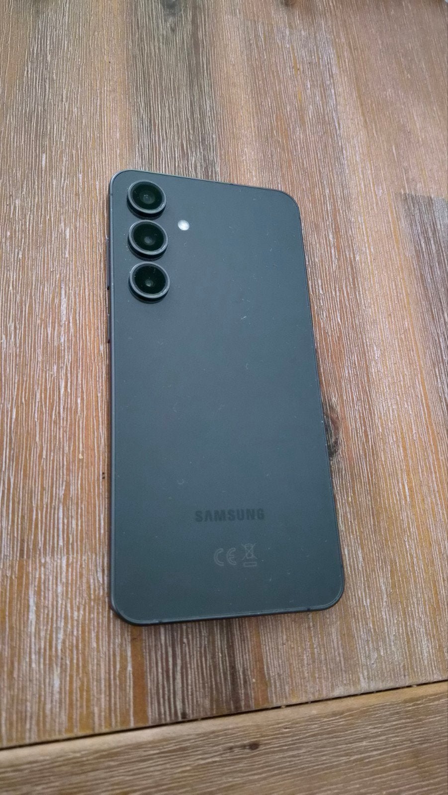 Samsung Galaxy S24FE met hoesje en screenprotector