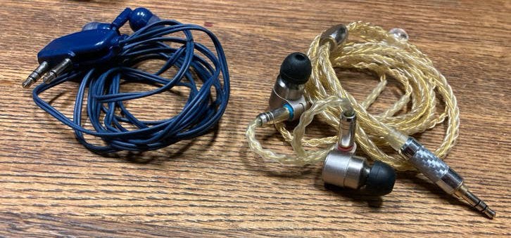 In-ear koptelefoons: 2 sets, blauw en zilver/goud, Overige merken, Ophalen of Verzenden, Zo goed als nieuw, Meerkleurig