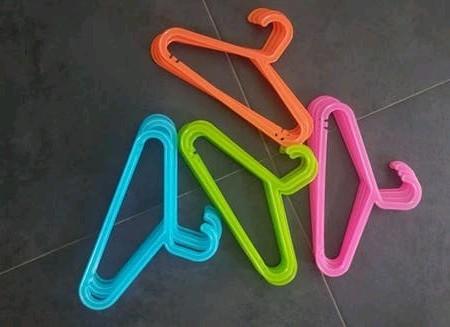 22 gekleurde plastic kleerhangers voor kinderkleding, Ophalen of Verzenden, Gebruikt, Kunststof, Kinderen