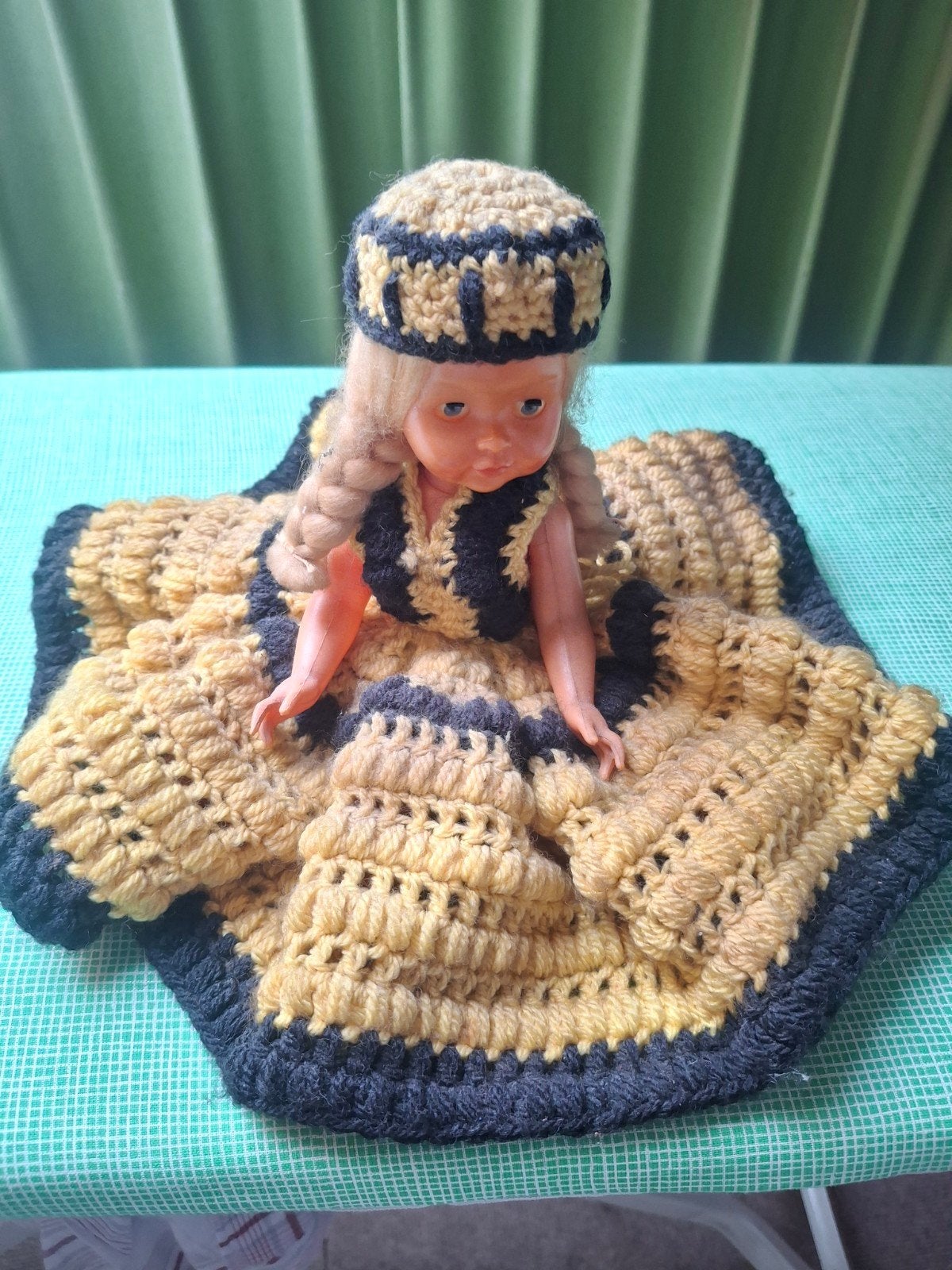 Zeer oud popje in gehaakte kleding - Vintage verzamelobject, Verzamelen, Ophalen, Gebruikt, Pop