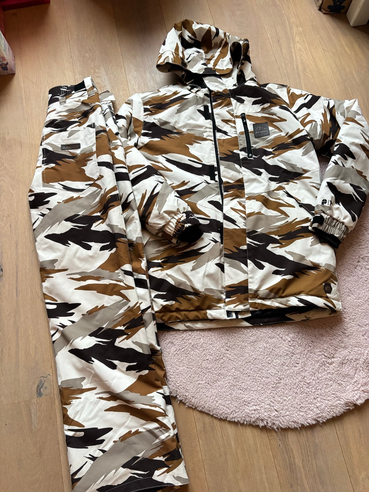Protest ski- en snowboardpak camouflage (maat 176), Kinderen en Baby's, Kinderkleding | Maat 176, Ophalen of Verzenden, Zo goed als nieuw