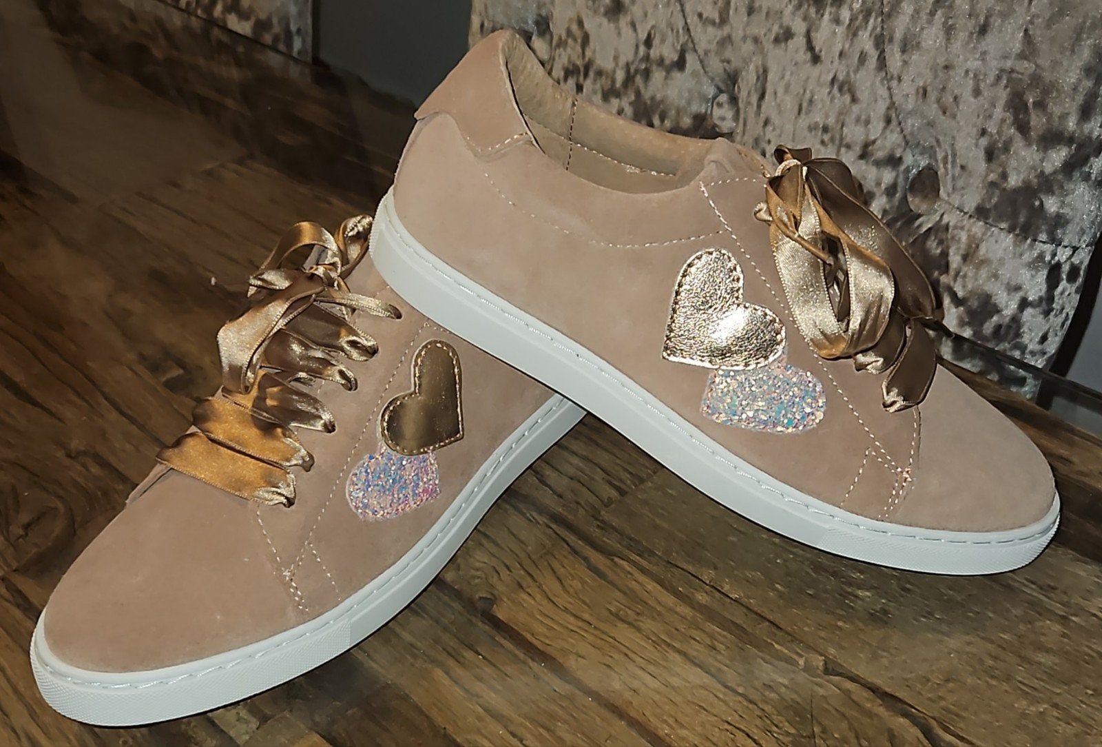 Nieuw dwars DWRS suède sneakers hartjes lintveters maat 41, Kleding | Dames, Ophalen of Verzenden, Nieuw, Beige, Sneakers of Gympen