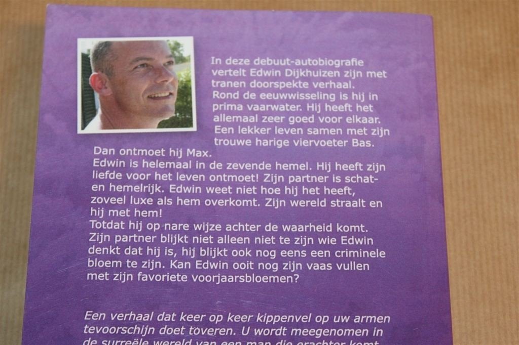 Internetliefde Met Oplichter — Waargebeurd Verhaal, Ophalen of Verzenden, Gelezen