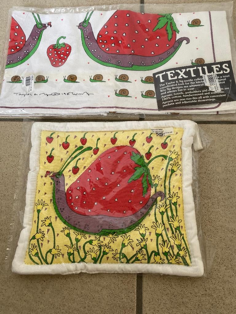 Nieuwe set aardbeienslak: theedoek en pannenlap Taylor & NG, Ophalen of Verzenden, Nieuw, Overige kleuren