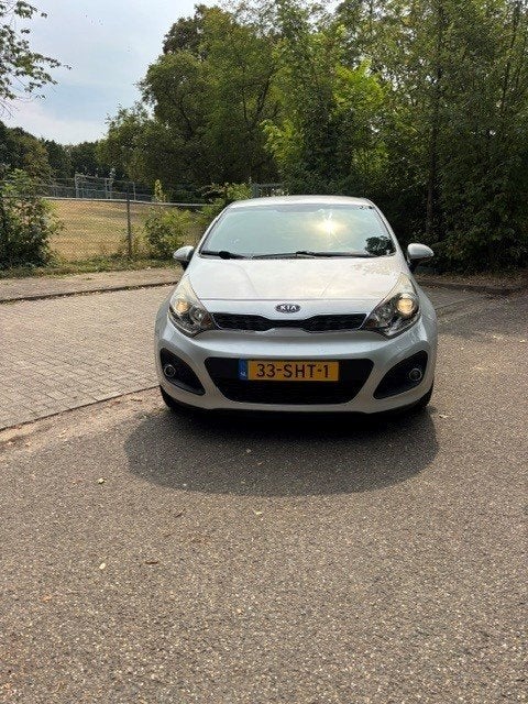 Kia Rio 1.2 I 5DRS 2011 Grijs, Auto's, 40 €/maand, Zwart, 4 cilinders, Origineel Nederlands