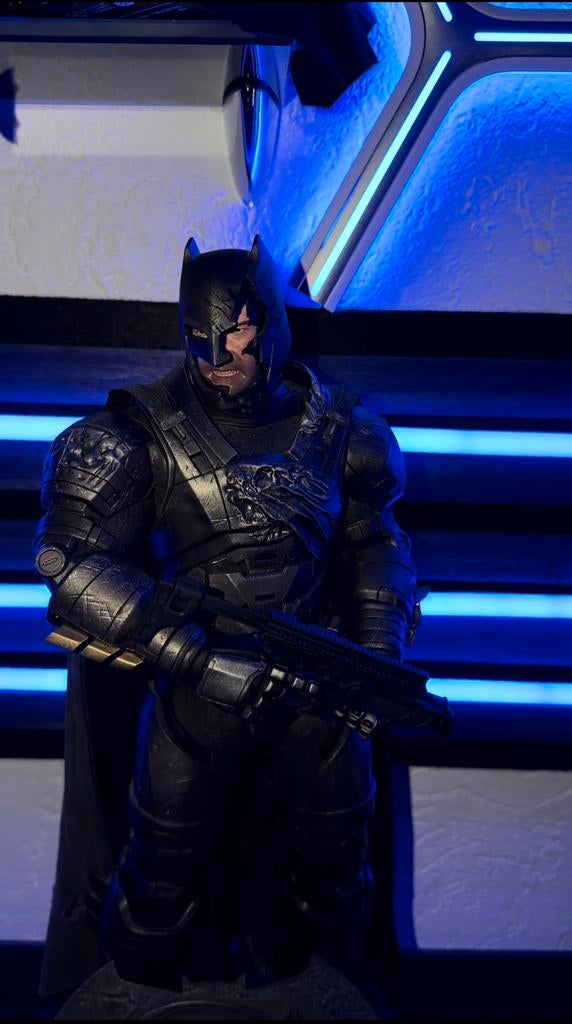 Armored Batman Battle Damage by Hot Toys + 2 Custom Heads, Verzamelen, Poppetjes en Figuurtjes, Ophalen of Verzenden, Zo goed als nieuw