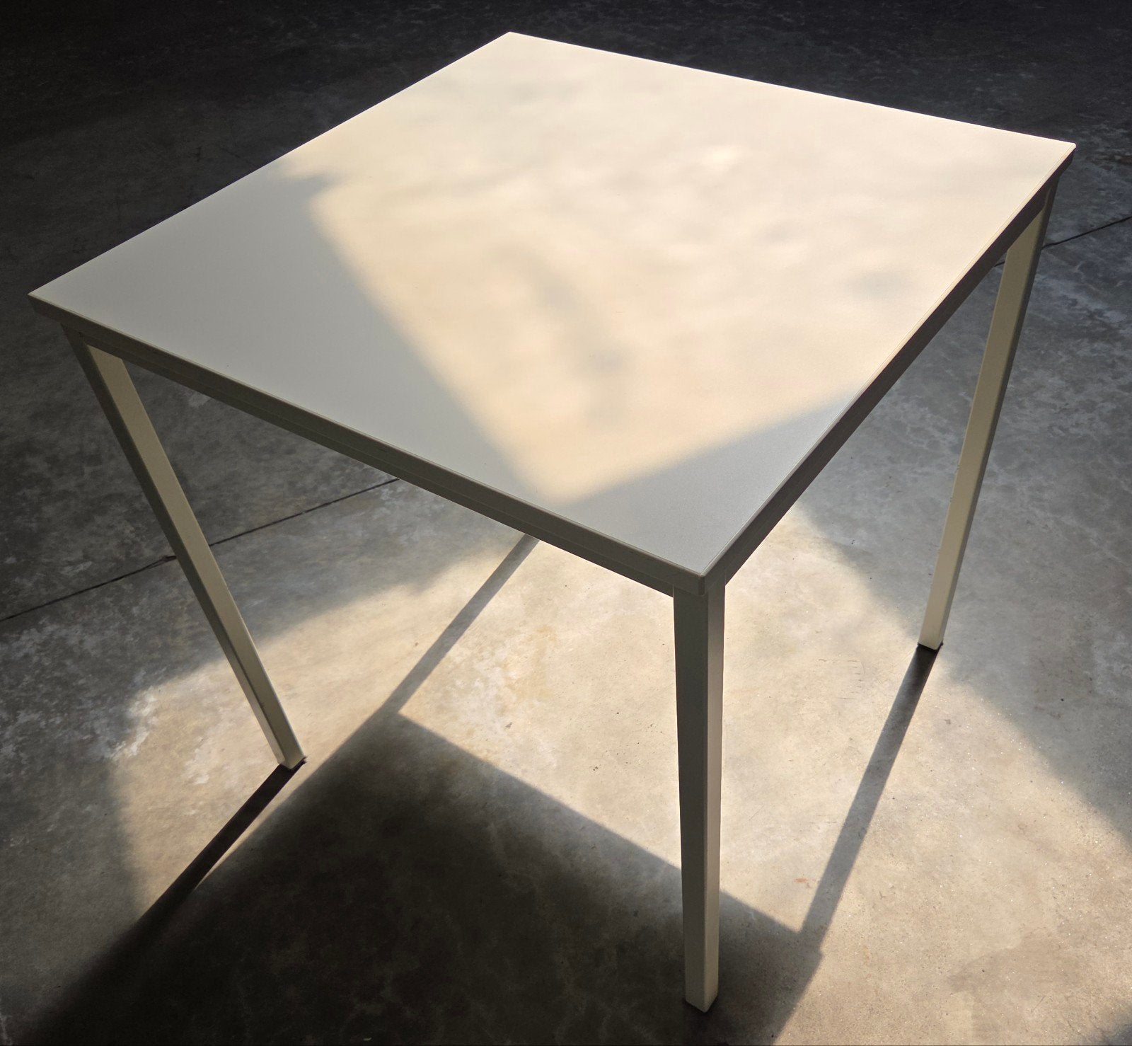 Compacte stevige vierkante tafel . Poten demonteerbaar, Ophalen, 50 tot 100 cm, Vierkant, 50 tot 100 cm