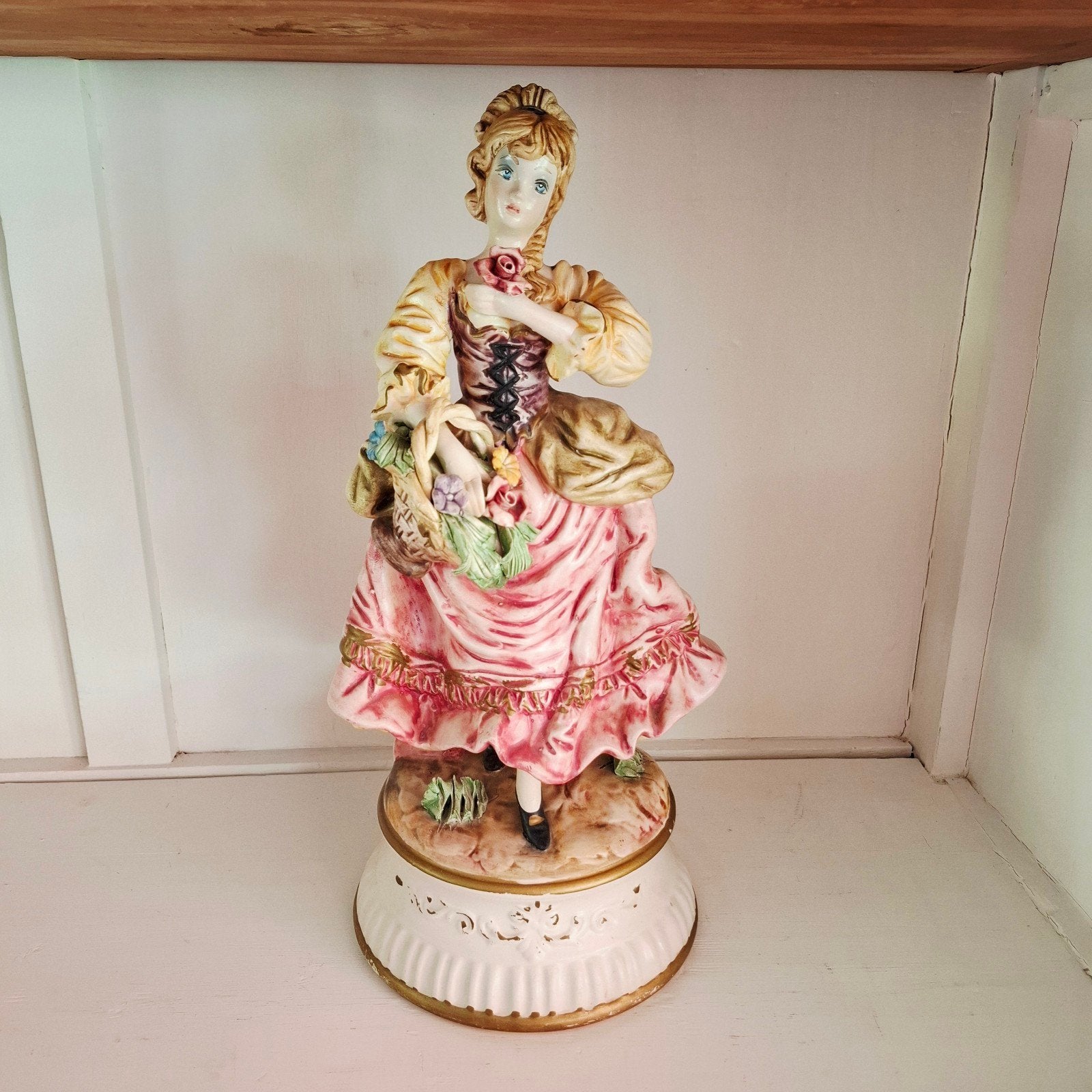 Vintage Capodimonte beeld – Italiaanse Dame met Bloemenmand, Ophalen