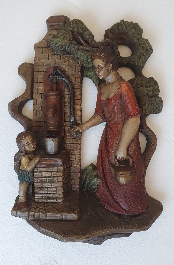 3D nostalgisch wandsculptuur vrouw aan zwengel pomp., Wandsculptuur, Meerkleurig, Zo goed als nieuw, Landelijk