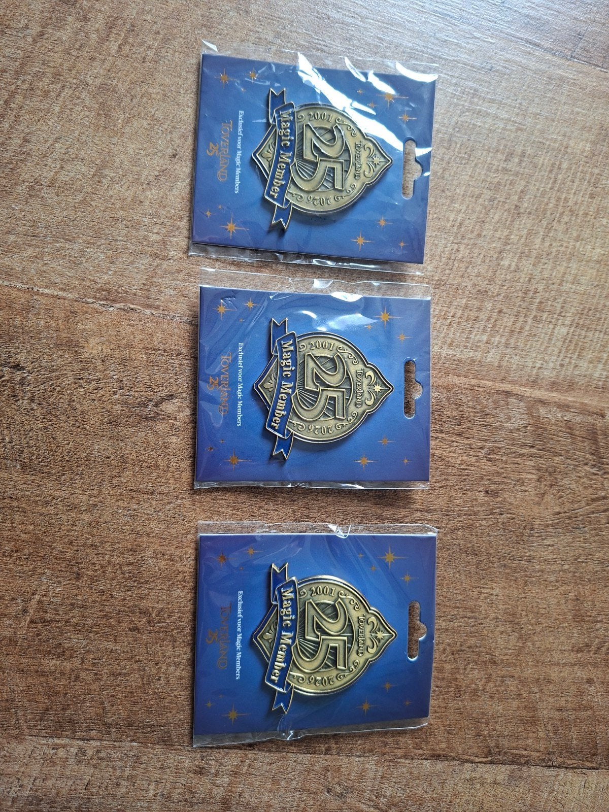 Toverland 25 Jaar Magie Speldje / Pin - Nieuw in verpakking, Verzamelen, Speldjes, Pins en Buttons, Ophalen of Verzenden, Nieuw