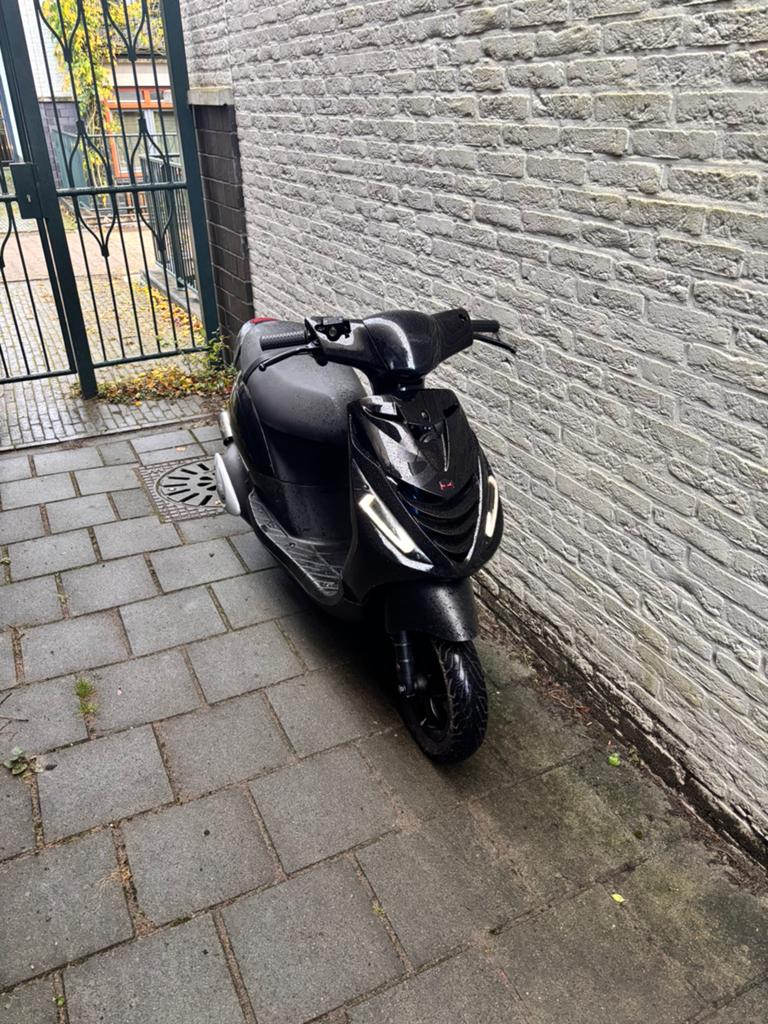 Piaggio zip 2takt 70cc - malossi sport, Fietsen en Brommers, Scooters | Piaggio, Ophalen, Tweetakt, Maximaal 45 km/u, Zo goed als nieuw