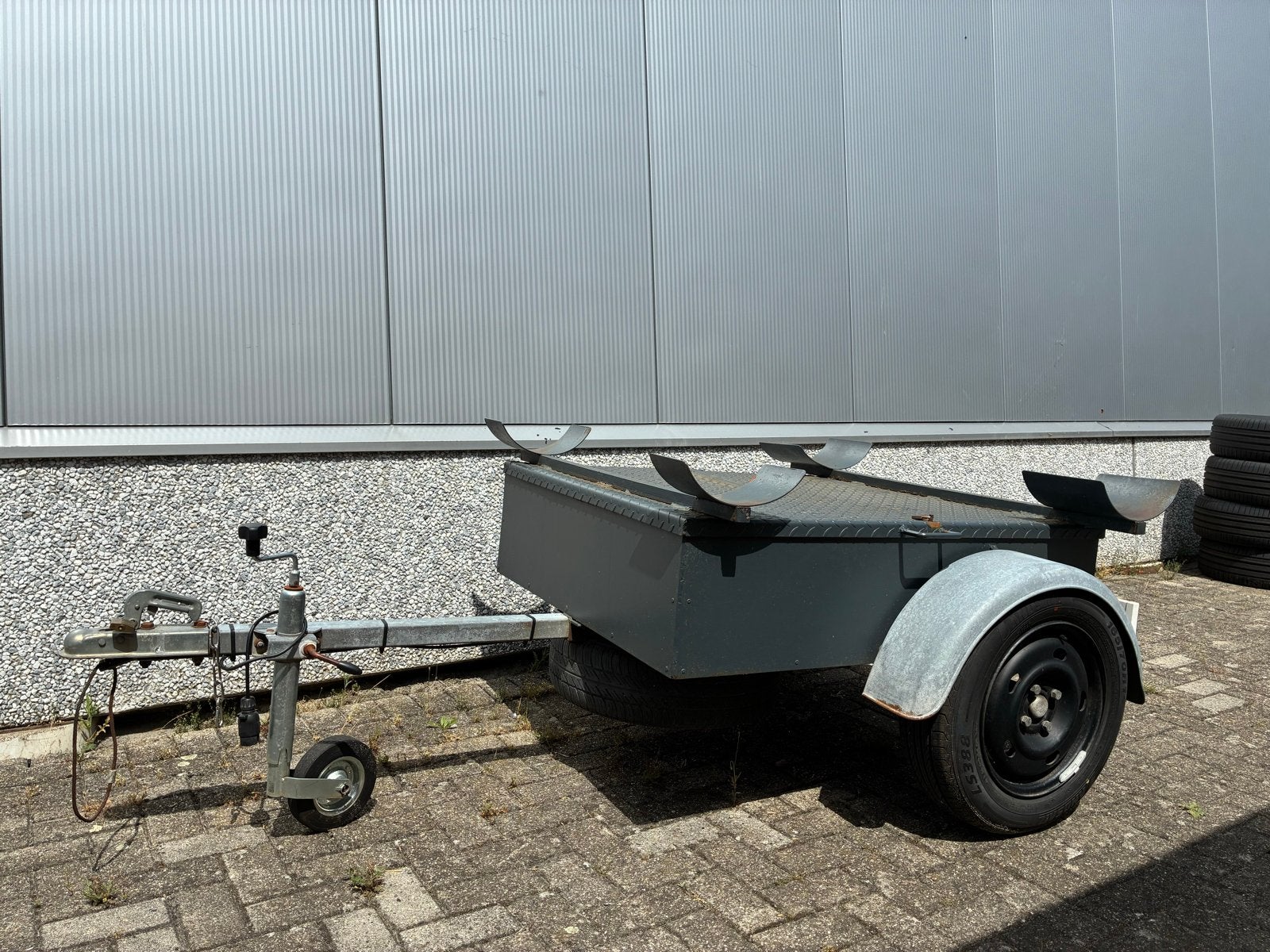 Kart aanhanger met gesloten bak en reservewiel, Ophalen, Gebruikt