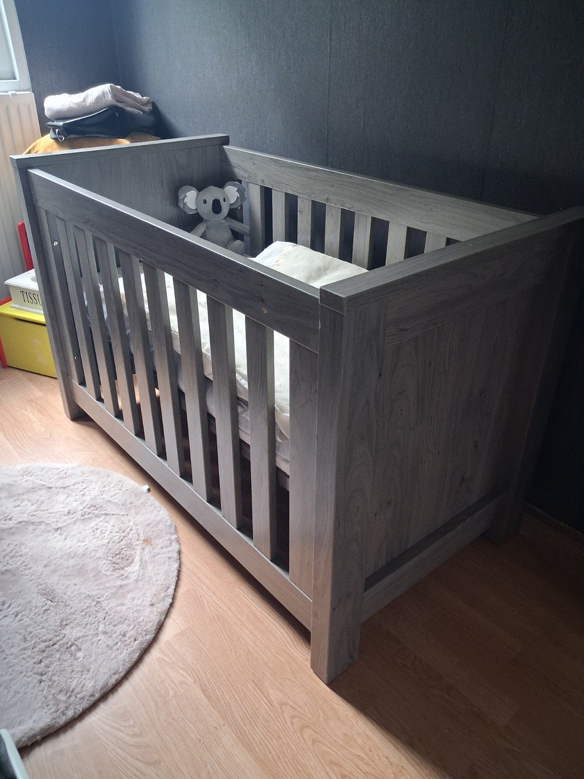 Grijs ledikant met matras en 2 hemeltjes, z.g.a.n., Ophalen
