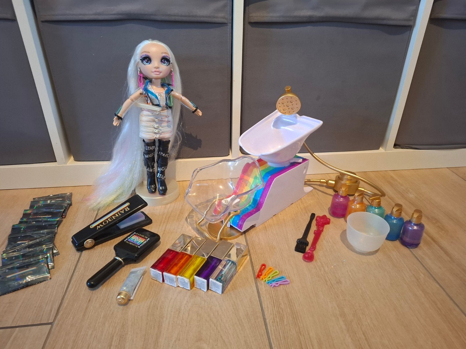 Foto 7 van Rainbow high poppen, grote set van 6 in perfecte staat.