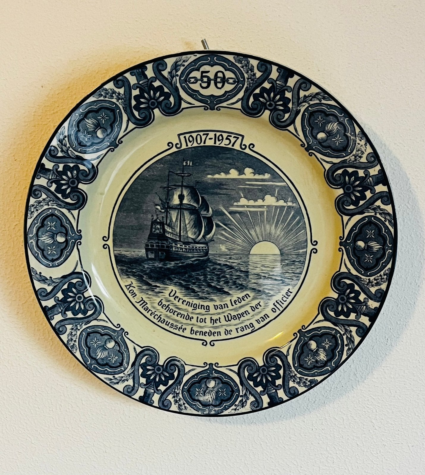 wandbord 1957 50 jaar Marechaussee Ceramique Maastricht, Ophalen of Verzenden, Landmacht, Nederland