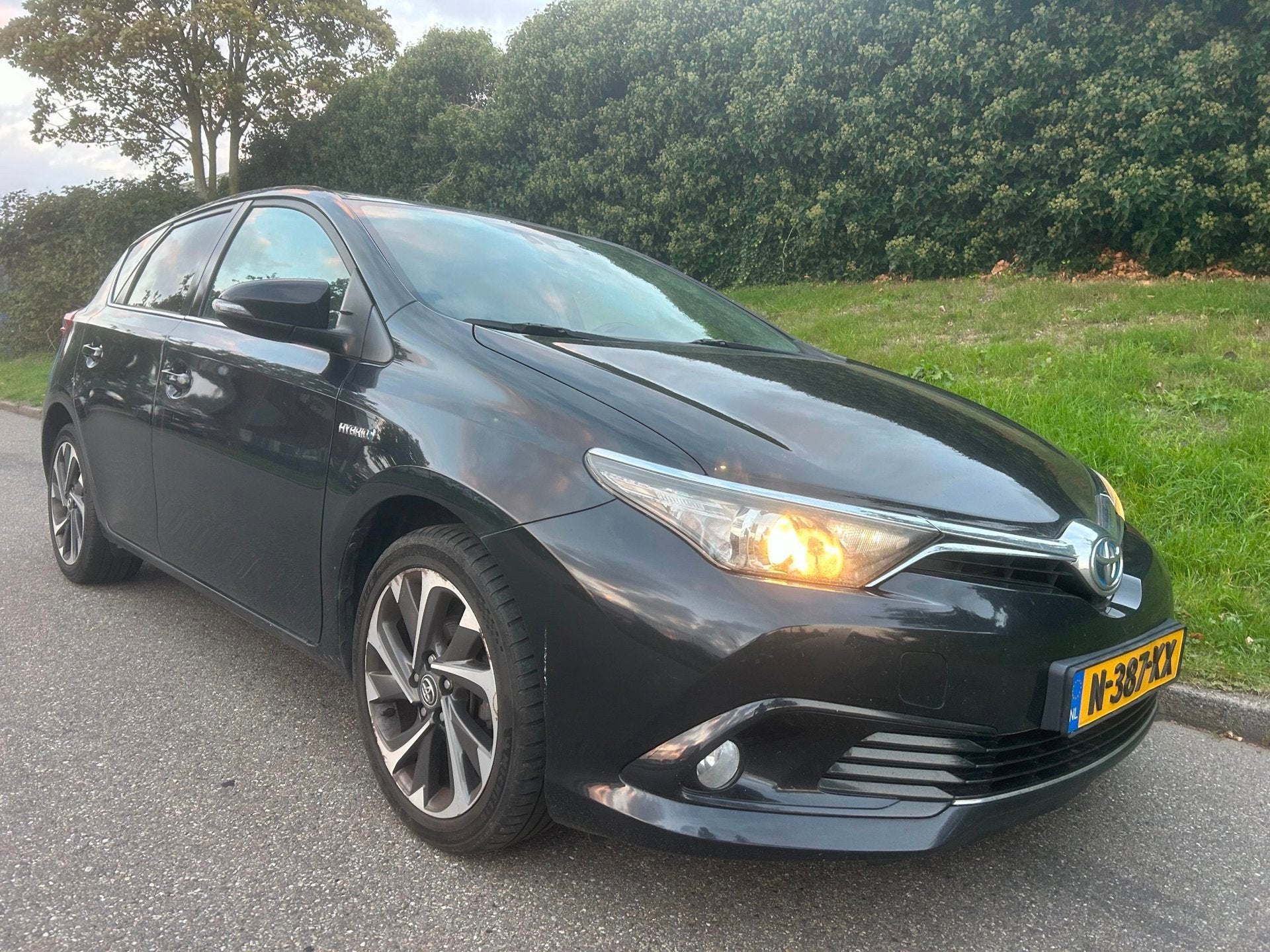 Toyota Auris 1.8 Hybrid Dynamic - Navi - Camera - 17 inch, Gebruikt, Euro 6, 4 cilinders, Zwart