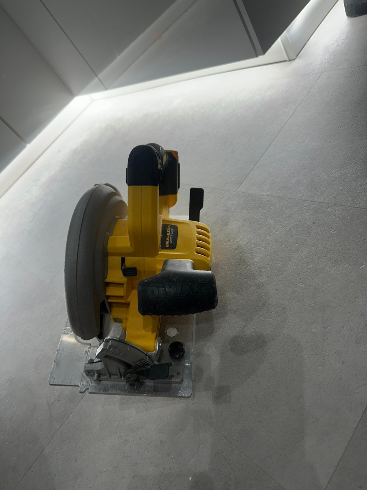 DeWALT snij machine, Doe-het-zelf en Verbouw, Gereedschap | Zaagmachines, Ophalen of Verzenden, 1200 watt of meer, Afkortzaag