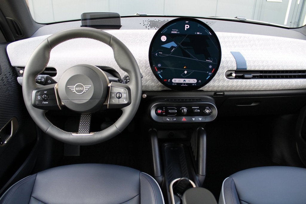 Mini Cooper Electric SE Favoured M 54.2 kWh | panoramadak |, 402 km, Gebruikt, 4 stoelen, Blauw
