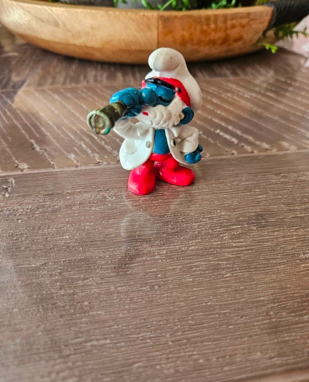Vintage Schleich Smurf met Verrekijker (1981, Hong Kong), Verzamelen, Ophalen of Verzenden, Gebruikt, Grote Smurf, Poppetje, Figuurtje of Knuffel