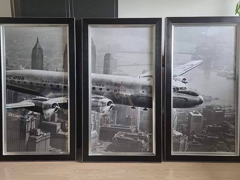 Set van 3 ingelijste prints: Vliegtuig boven stad, Huis en Inrichting, Ophalen, Zo goed als nieuw, Foto of Poster, 75 – 100