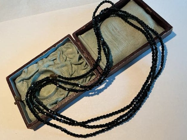 LANG SNOER MET ZWARTE GITTEN OF DERGELIJKS VAN KLEDERDRACHT, Ophalen of Verzenden, Ketting
