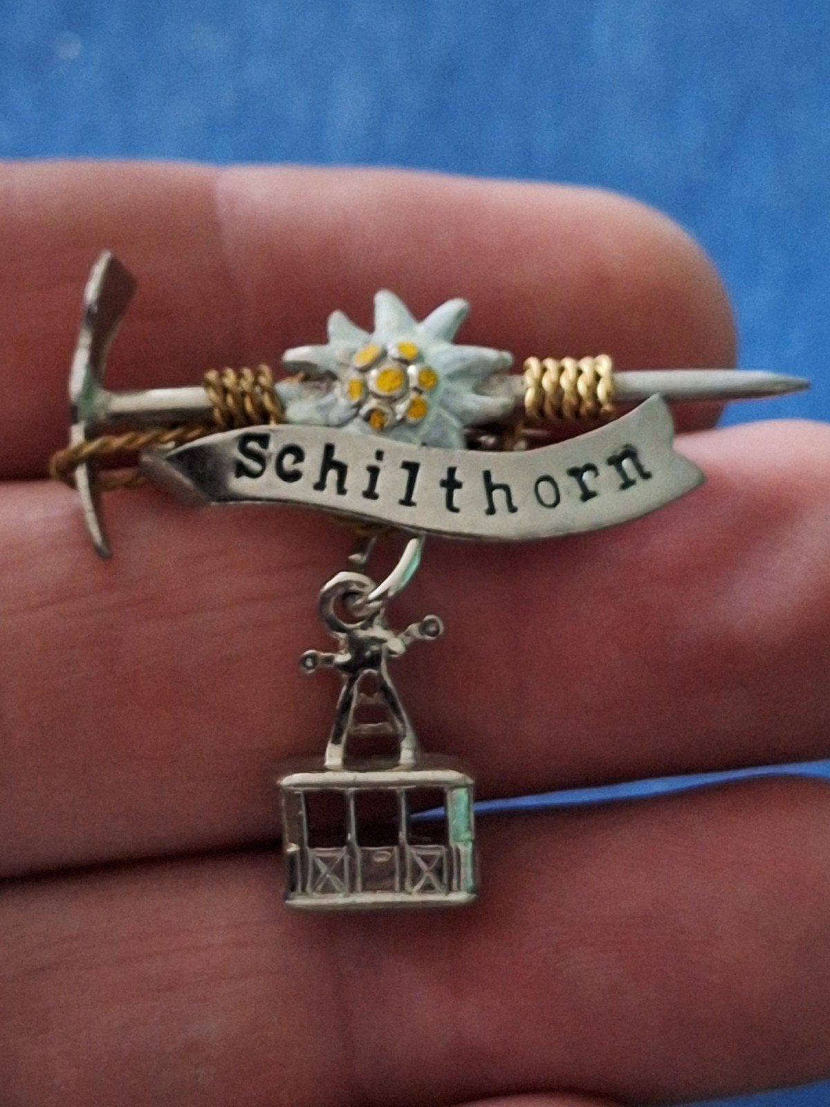 Schilthorn Souvenir Speldje met Edelweiss en Kabelbaan, Ophalen of Verzenden, Gebruikt, Stad of Land, Speldje of Pin