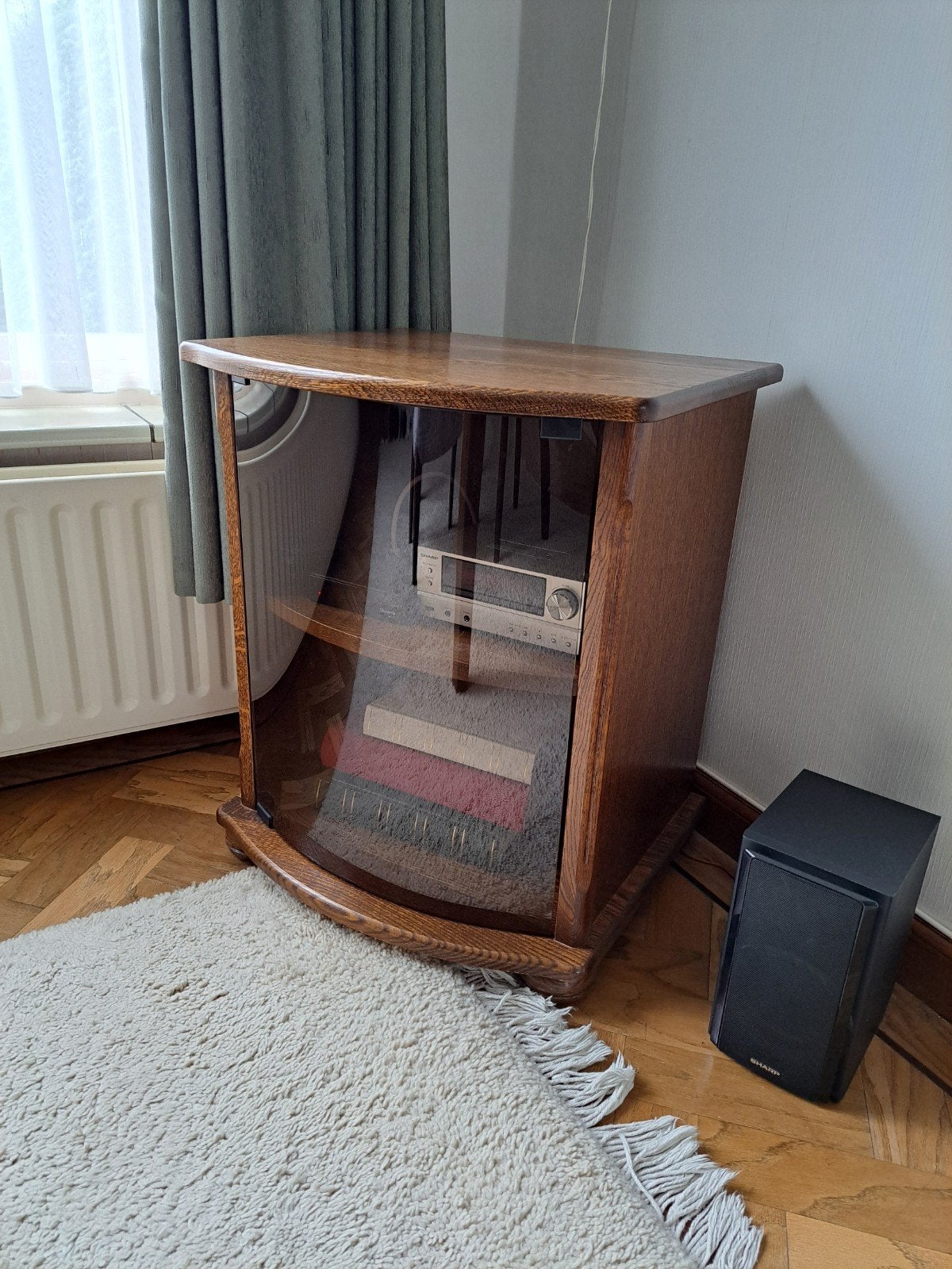 GRATIS Eikenhout radio, TV meubel met rond glazen deur, Ophalen, 25 tot 50 cm, Eikenhout, Minder dan 100 cm