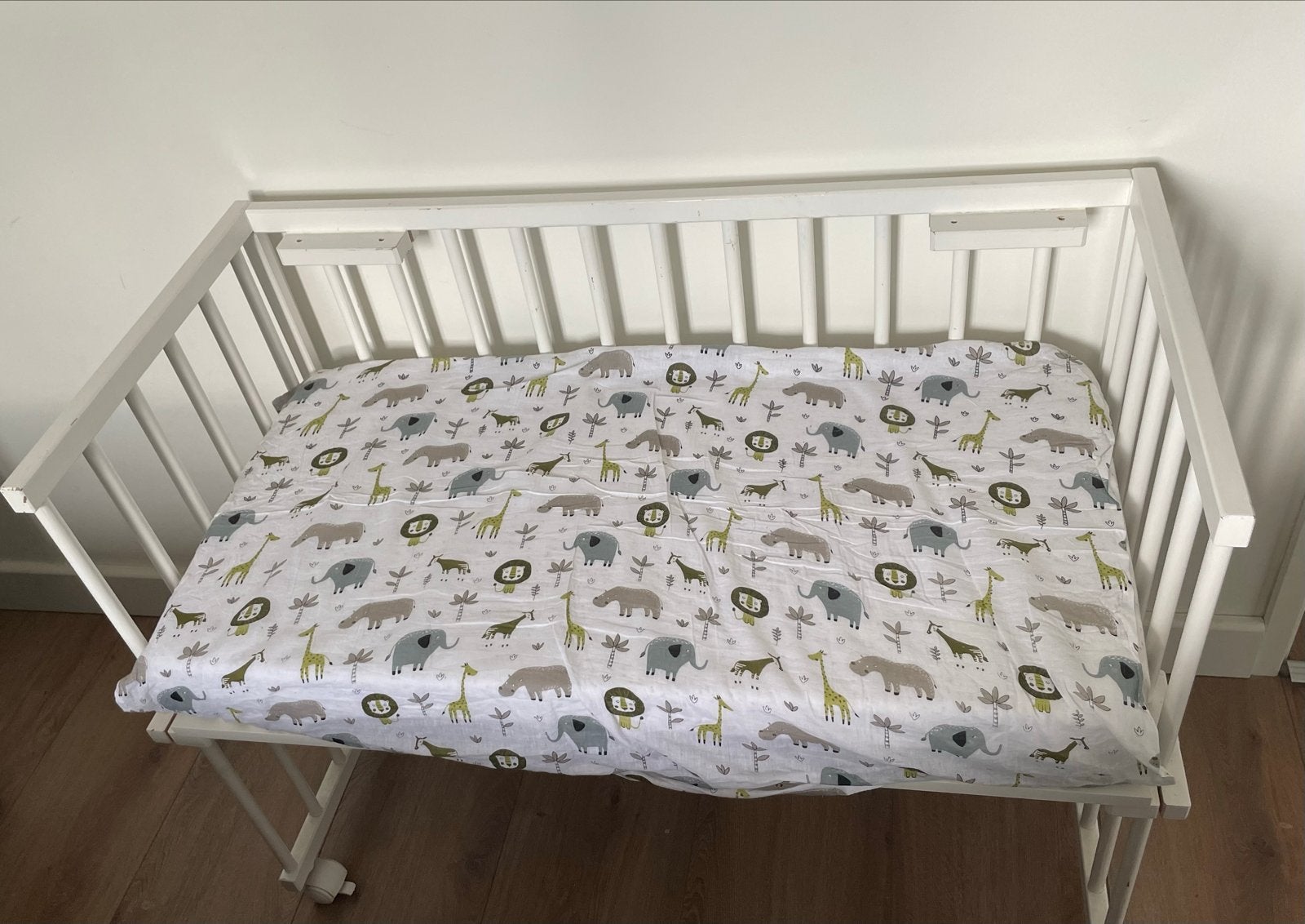 Wit houten babybedje met matras en beddengoed, Kinderen en Baby's, Ophalen, Gebruikt, Ledikant