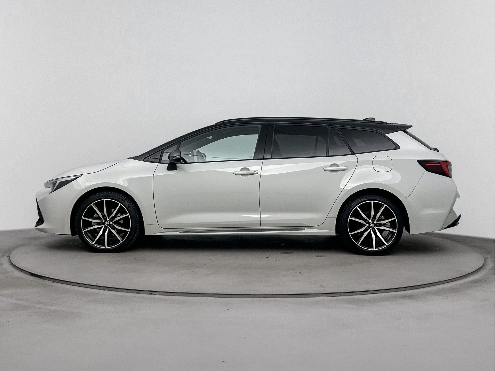 Toyota Corolla Touring Sports Hybrid 200 Business GR Sport P, Auto's, 12 maanden, 450 kg, Gebruikt, 4 cilinders